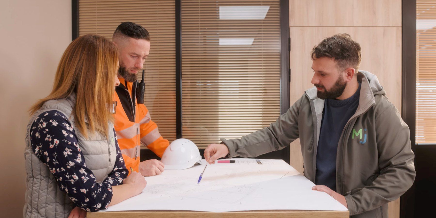 Équipe MJ Valorisation en réunion de chantier